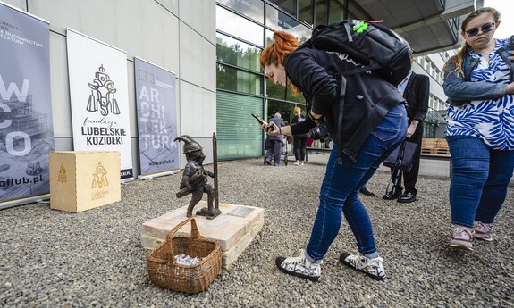 60-lecie Wydziału Budownictwa i Architektury Politechniki Lubelskiej. Zjazd absolwent&oacute;w, odsłonięcie rzeźby koziołka lubelskiego o imieniu Stach.