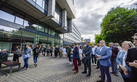 60-lecie Wydziału Budownictwa i Architektury Politechniki Lubelskiej. Zjazd absolwent&oacute;w, odsłonięcie rzeźby koziołka lubelskiego o imieniu Stach.