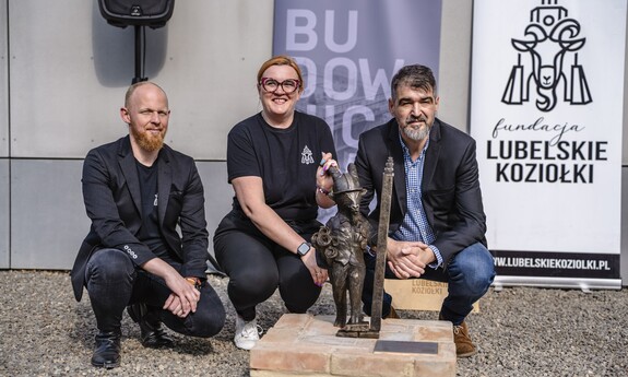 60-lecie Wydziału Budownictwa i Architektury Politechniki Lubelskiej. Zjazd absolwent&oacute;w, odsłonięcie rzeźby koziołka lubelskiego o imieniu Stach.