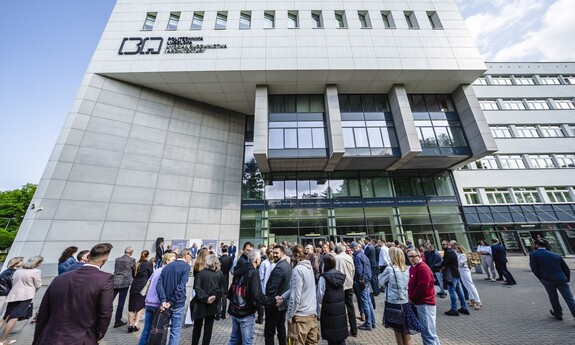 60-lecie Wydziału Budownictwa i Architektury Politechniki Lubelskiej. Zjazd absolwent&oacute;w, odsłonięcie rzeźby koziołka lubelskiego o imieniu Stach.