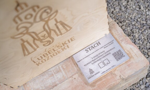 60-lecie Wydziału Budownictwa i Architektury Politechniki Lubelskiej. Zjazd absolwent&oacute;w, odsłonięcie rzeźby koziołka lubelskiego o imieniu Stach.