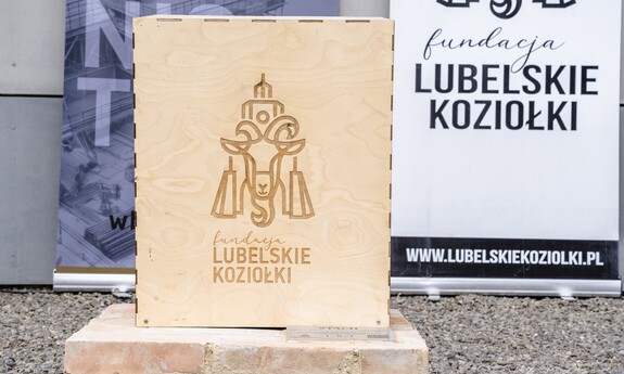 60-lecie Wydziału Budownictwa i Architektury Politechniki Lubelskiej. Zjazd absolwent&oacute;w, odsłonięcie rzeźby koziołka lubelskiego o imieniu Stach.