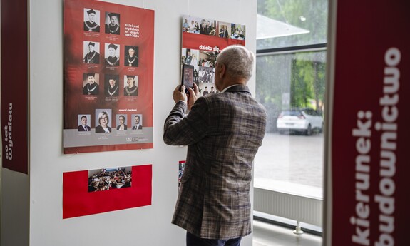 60-lecie Wydziału Budownictwa i Architektury Politechniki Lubelskiej. Zjazd absolwent&oacute;w, odsłonięcie rzeźby koziołka lubelskiego o imieniu Stach.