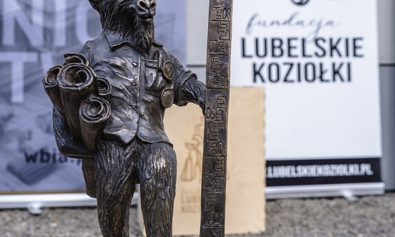 60-lecie Wydziału Budownictwa i Architektury Politechniki Lubelskiej. Zjazd absolwent&oacute;w, odsłonięcie rzeźby koziołka lubelskiego o imieniu Stach.