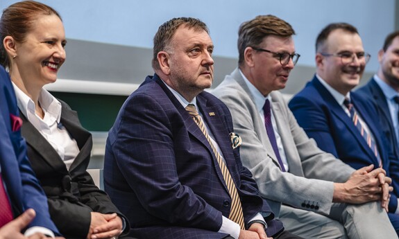 60-lecie Wydziału Budownictwa i Architektury Politechniki Lubelskiej. Zjazd absolwent&oacute;w, odsłonięcie rzeźby koziołka lubelskiego o imieniu Stach.