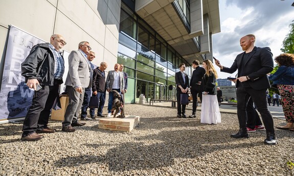 60-lecie Wydziału Budownictwa i Architektury Politechniki Lubelskiej. Zjazd absolwent&oacute;w, odsłonięcie rzeźby koziołka lubelskiego o imieniu Stach.