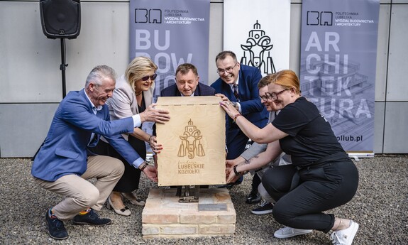 60-lecie Wydziału Budownictwa i Architektury Politechniki Lubelskiej. Zjazd absolwent&oacute;w, odsłonięcie rzeźby koziołka lubelskiego o imieniu Stach.