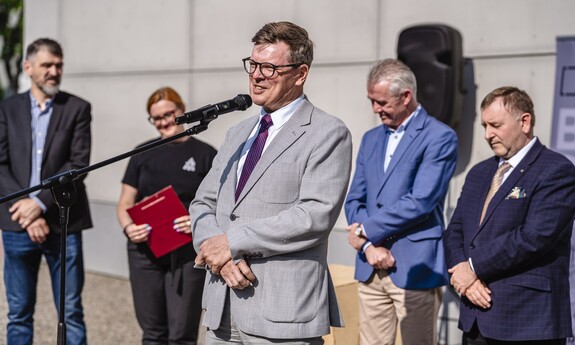 60-lecie Wydziału Budownictwa i Architektury Politechniki Lubelskiej. Zjazd absolwent&oacute;w, odsłonięcie rzeźby koziołka lubelskiego o imieniu Stach.