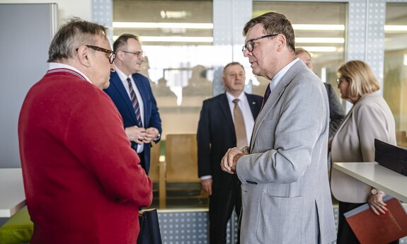 60-lecie Wydziału Budownictwa i Architektury Politechniki Lubelskiej. Zjazd absolwent&oacute;w, odsłonięcie rzeźby koziołka lubelskiego o imieniu Stach.