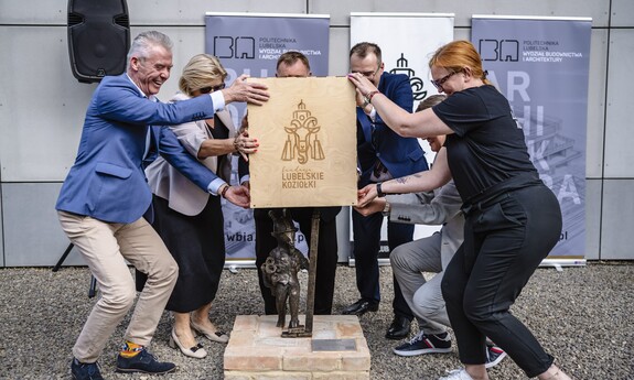 60-lecie Wydziału Budownictwa i Architektury Politechniki Lubelskiej. Zjazd absolwent&oacute;w, odsłonięcie rzeźby koziołka lubelskiego o imieniu Stach.