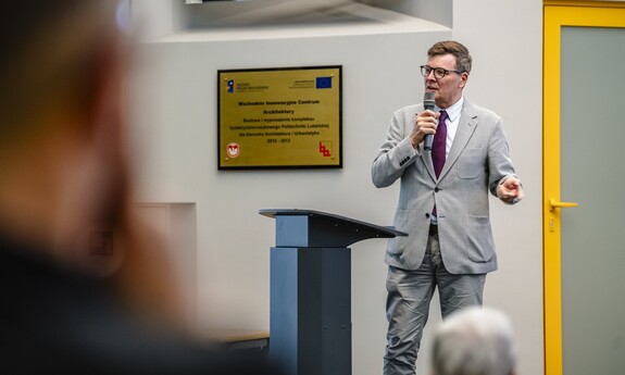 60-lecie Wydziału Budownictwa i Architektury Politechniki Lubelskiej. Zjazd absolwent&oacute;w, odsłonięcie rzeźby koziołka lubelskiego o imieniu Stach.