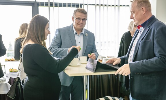 60-lecie Wydziału Budownictwa i Architektury Politechniki Lubelskiej. Zjazd absolwent&oacute;w, odsłonięcie rzeźby koziołka lubelskiego o imieniu Stach.