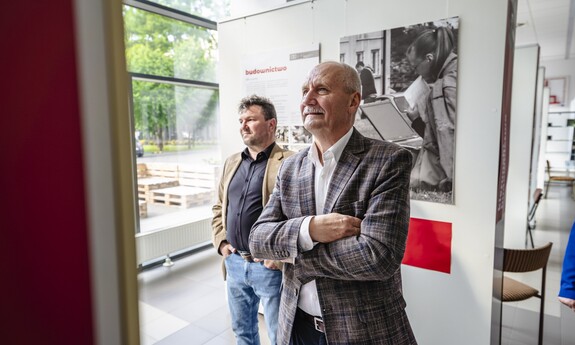 60-lecie Wydziału Budownictwa i Architektury Politechniki Lubelskiej. Zjazd absolwent&oacute;w, odsłonięcie rzeźby koziołka lubelskiego o imieniu Stach.