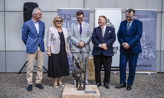 60-lecie Wydziału Budownictwa i Architektury Politechniki Lubelskiej. Zjazd absolwent&oacute;w, odsłonięcie rzeźby koziołka lubelskiego o imieniu Stach.