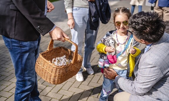60-lecie Wydziału Budownictwa i Architektury Politechniki Lubelskiej. Zjazd absolwent&oacute;w, odsłonięcie rzeźby koziołka lubelskiego o imieniu Stach.