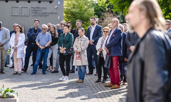 60-lecie Wydziału Budownictwa i Architektury Politechniki Lubelskiej. Zjazd absolwent&oacute;w, odsłonięcie rzeźby koziołka lubelskiego o imieniu Stach.
