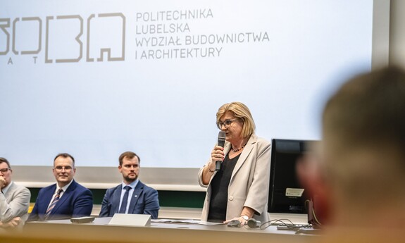 60-lecie Wydziału Budownictwa i Architektury Politechniki Lubelskiej. Zjazd absolwent&oacute;w, odsłonięcie rzeźby koziołka lubelskiego o imieniu Stach.