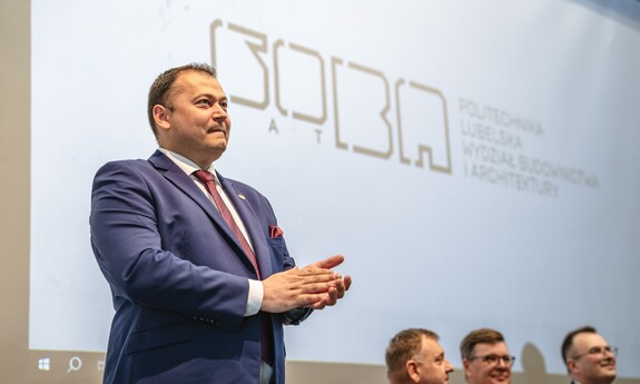 60-lecie Wydziału Budownictwa i Architektury Politechniki Lubelskiej. Zjazd absolwent&oacute;w, odsłonięcie rzeźby koziołka lubelskiego o imieniu Stach.