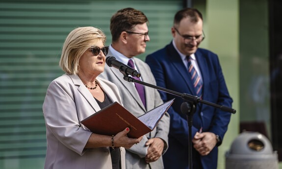 60-lecie Wydziału Budownictwa i Architektury Politechniki Lubelskiej. Zjazd absolwent&oacute;w, odsłonięcie rzeźby koziołka lubelskiego o imieniu Stach.