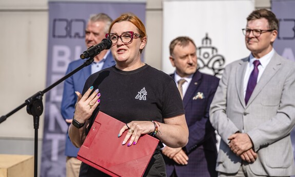 60-lecie Wydziału Budownictwa i Architektury Politechniki Lubelskiej. Zjazd absolwent&oacute;w, odsłonięcie rzeźby koziołka lubelskiego o imieniu Stach.