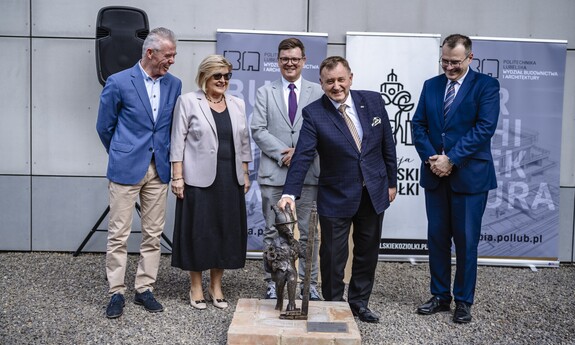 60-lecie Wydziału Budownictwa i Architektury Politechniki Lubelskiej. Zjazd absolwent&oacute;w, odsłonięcie rzeźby koziołka lubelskiego o imieniu Stach.