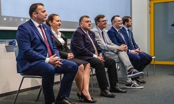 60-lecie Wydziału Budownictwa i Architektury Politechniki Lubelskiej. Zjazd absolwentów, odsłonięcie rzeźby koziołka lubelskiego o imieniu Stach.